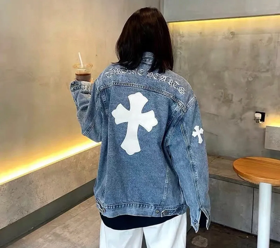 P260 [Next day] Chrome/Hearts Chrome Heart Sanskrit embroidered cross-patched leather denim jacket. The whole piece of clothing is really heavy-duty. It is made of denim denim imported from Japan. It is washed after the finished product. The loss rate is very high. The overall distressed craftsmanship has a stylish upper body. The classic Sanskrit embroidery design on the back. The Behringer embroidery machine is precise and three-dimensional because of the distressed craftsmanship. From the hardware to the three labels, everything is re-opened and made to order. 100% restoration of the craftsmanship. Including the silver thread anti-counterfeiting, all are redone this year. All cross leathers are laser aligned. The leather difference is definitely not the same as the super fiber leather on the market. It uses this year’s new sheep leather. The finished embroidery guarantees the overall quality❗️ Color: light blue Size: S M L